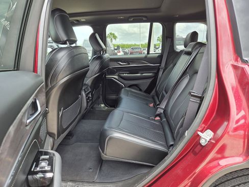 Used 2023 Jeep Grand Cherokee Overland RWD image 15