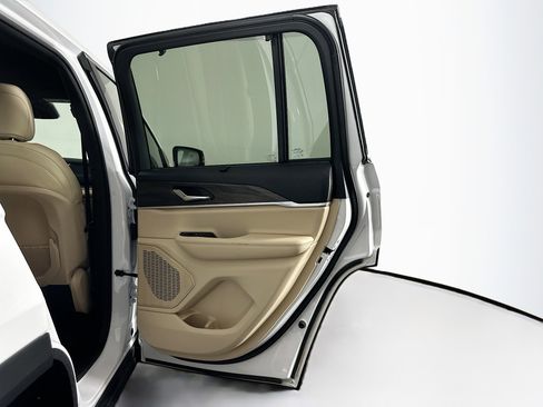 Used 2023 Jeep Grand Cherokee Limited w/ Luxury Tech Group II image 31