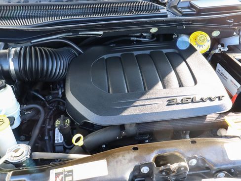 Used 2019 Dodge Grand Caravan SE image 18