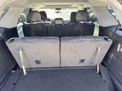 Used 2022 Ford Explorer XLT w/ Equipment Group 202A image 8