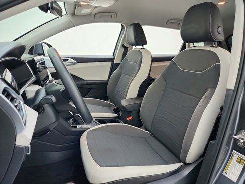 Used 2025 Volkswagen Taos SE FWD image 17