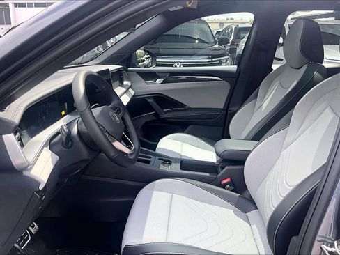 New 2026 Volkswagen Tiguan SE R-Line FWD image 9