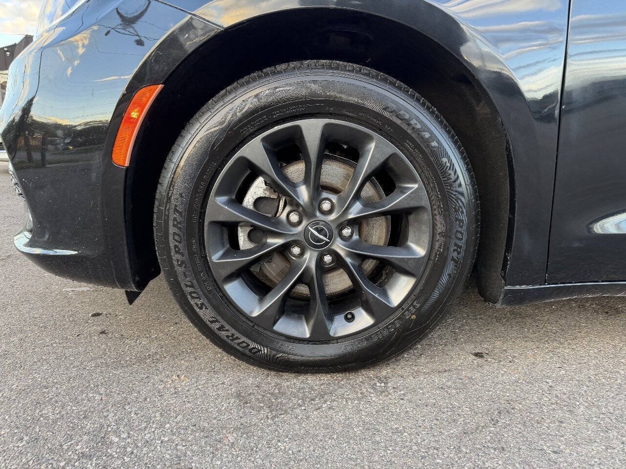 Used 2021 Chrysler Pacifica Touring-L w/ S Appearance Package FWD image 8