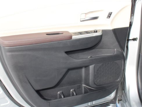 Certified 2023 Toyota Sienna Platinum image 10