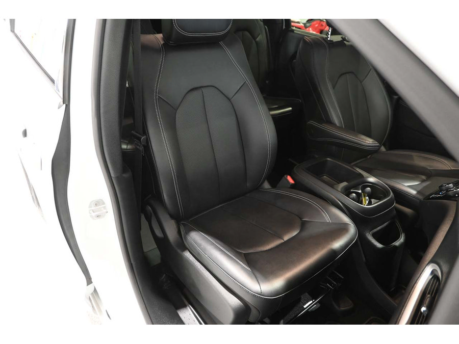 Used 2025 Chrysler Pacifica Select FWD image 16