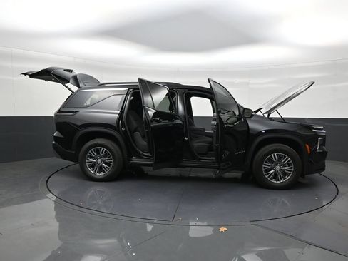 Used 2025 Chevrolet Traverse LT FWD image 28