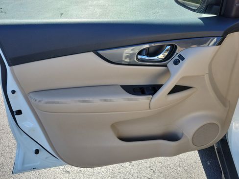 Used 2018 Nissan Rogue SV FWD image 17