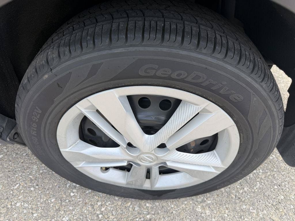 Used 2019 Nissan Kicks S FWD image 19
