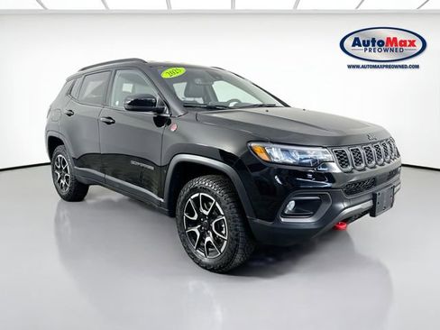 Used 2025 Jeep Compass Trailhawk image 1