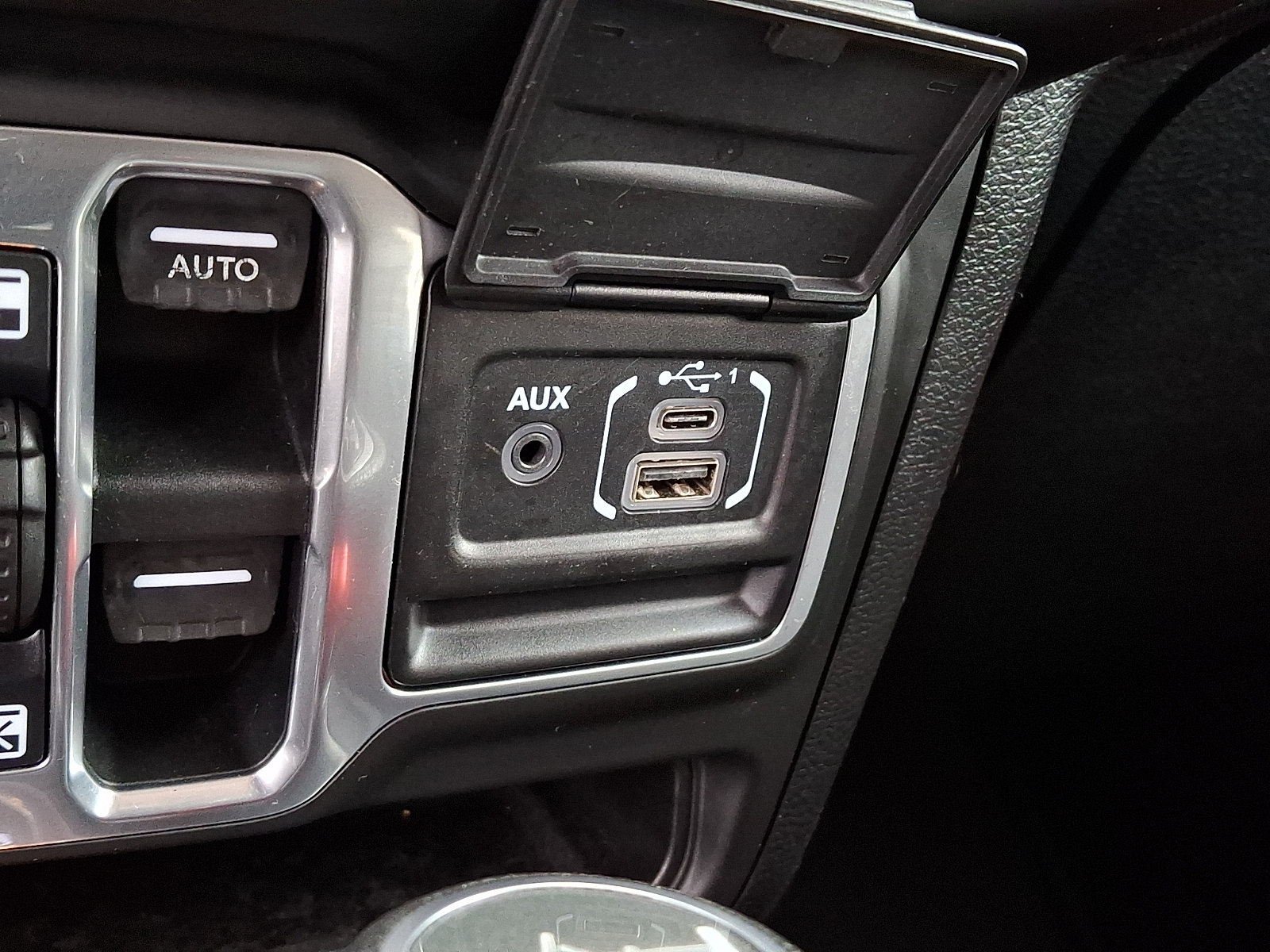 Used 2018 Jeep Wrangler Unlimited Sport S AWD/4WD image 24