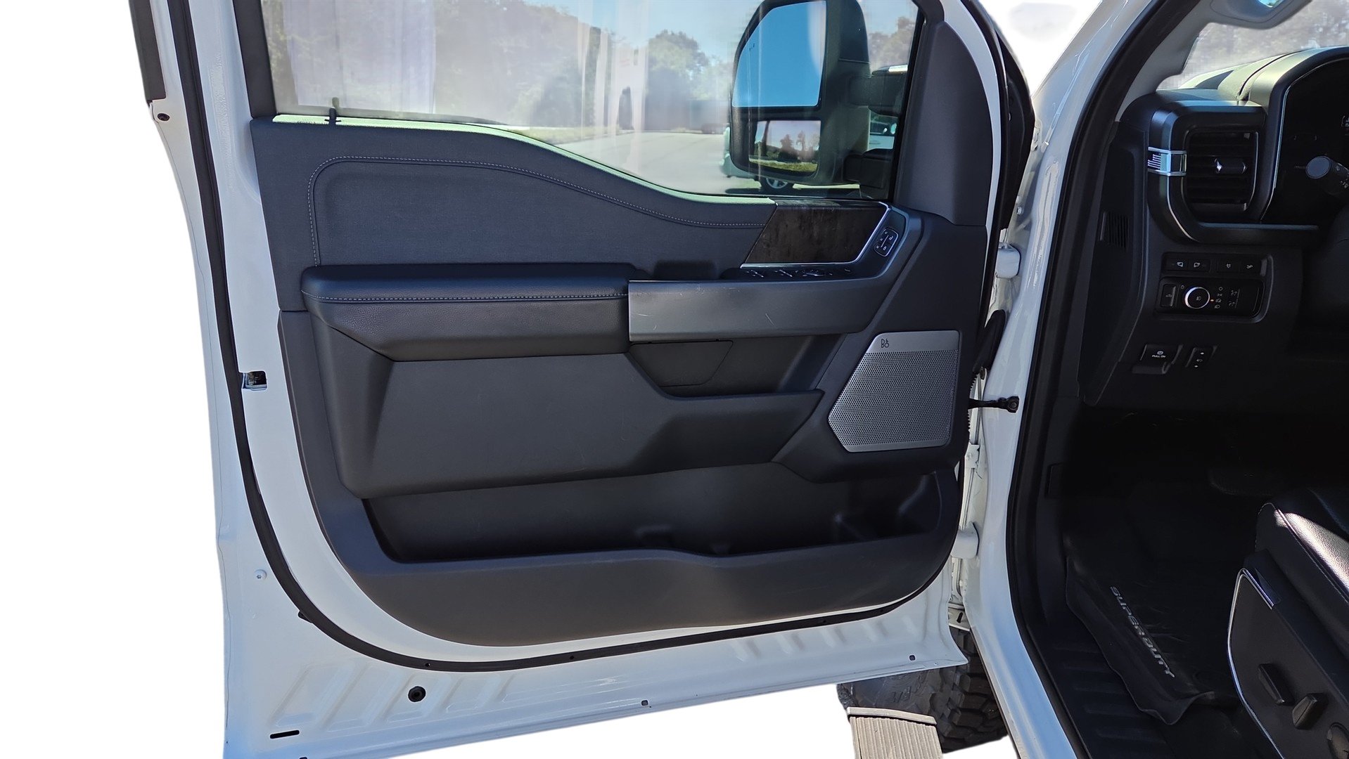 Used 2024 Ford F250 Lariat w/ Lariat Ultimate Package AWD/4WD image 12