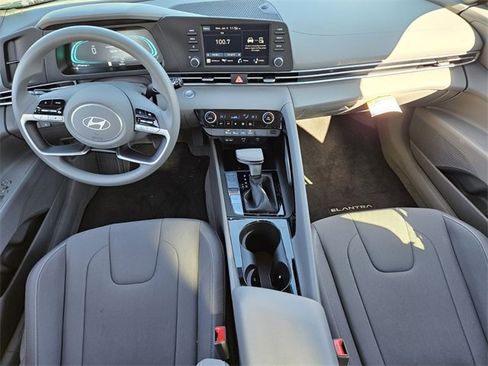 Used 2025 Hyundai Elantra Blue image 9