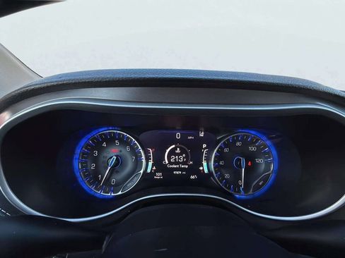 Used 2021 Chrysler Pacifica Touring-L image 12