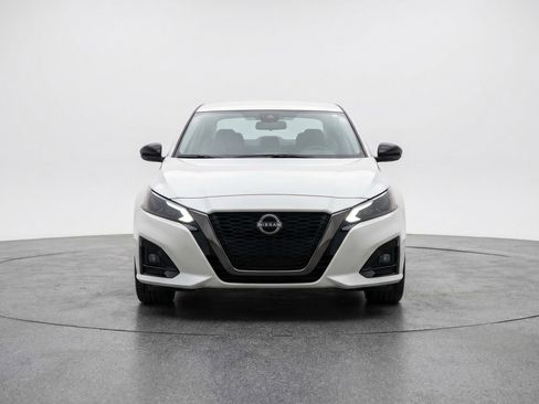 Used 2025 Nissan Altima 2.5 SV FWD image 2