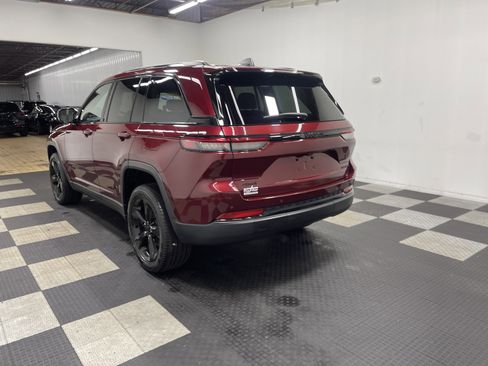 Used 2023 Jeep Grand Cherokee Limited w/ Black Appearance Package AWD/4WD image 2