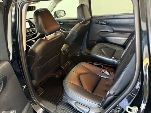 Used 2023 Toyota Highlander L image 29