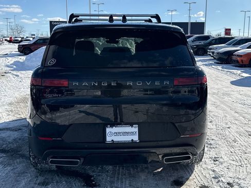 Used 2025 Land Rover Range Rover Sport SE image 4