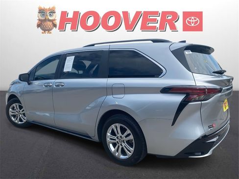 Used 2023 Toyota Sienna XSE image 5