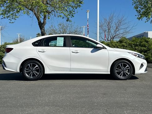 Used 2024 Kia Forte LXS image 3