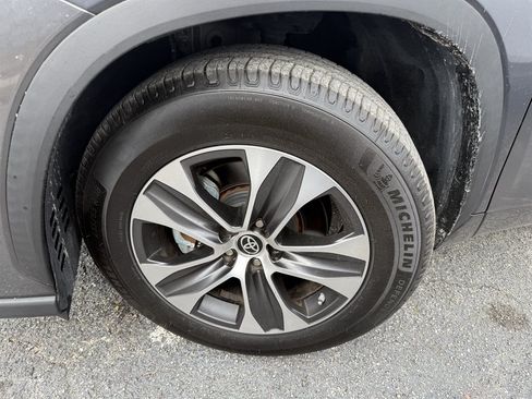 Used 2021 Toyota Highlander XLE FWD image 12