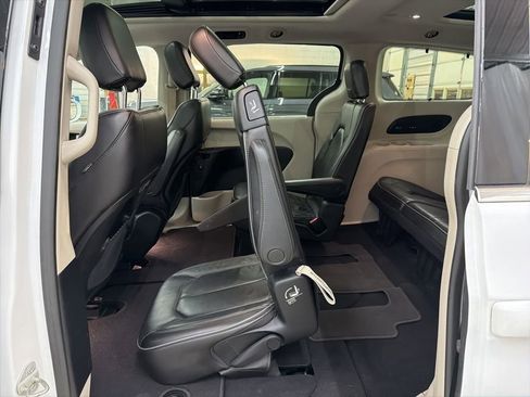 Used 2020 Chrysler Pacifica Limited FWD image 25