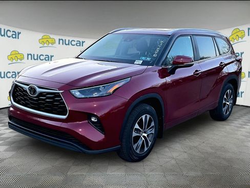 Used 2023 Toyota Highlander XLE FWD image 2