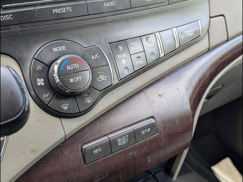Used 2011 Toyota Sienna XLE w/ Entertainment Pkg FWD image 14