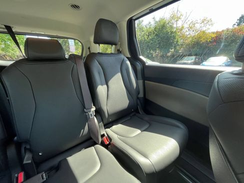Used 2026 Kia Carnival FWD image 40