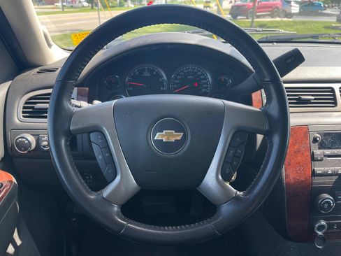 Used 2014 Chevrolet Suburban LS RWD image 8