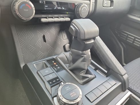 Used 2025 Toyota 4Runner SR5 AWD/4WD image 28
