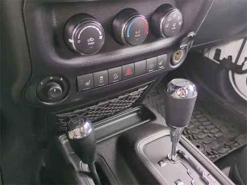 Used 2015 Jeep Wrangler Unlimited Sahara w/ Connectivity Group image 32