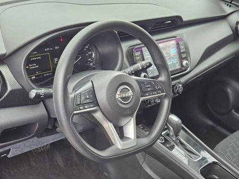 Used 2022 Nissan Kicks SV FWD image 2