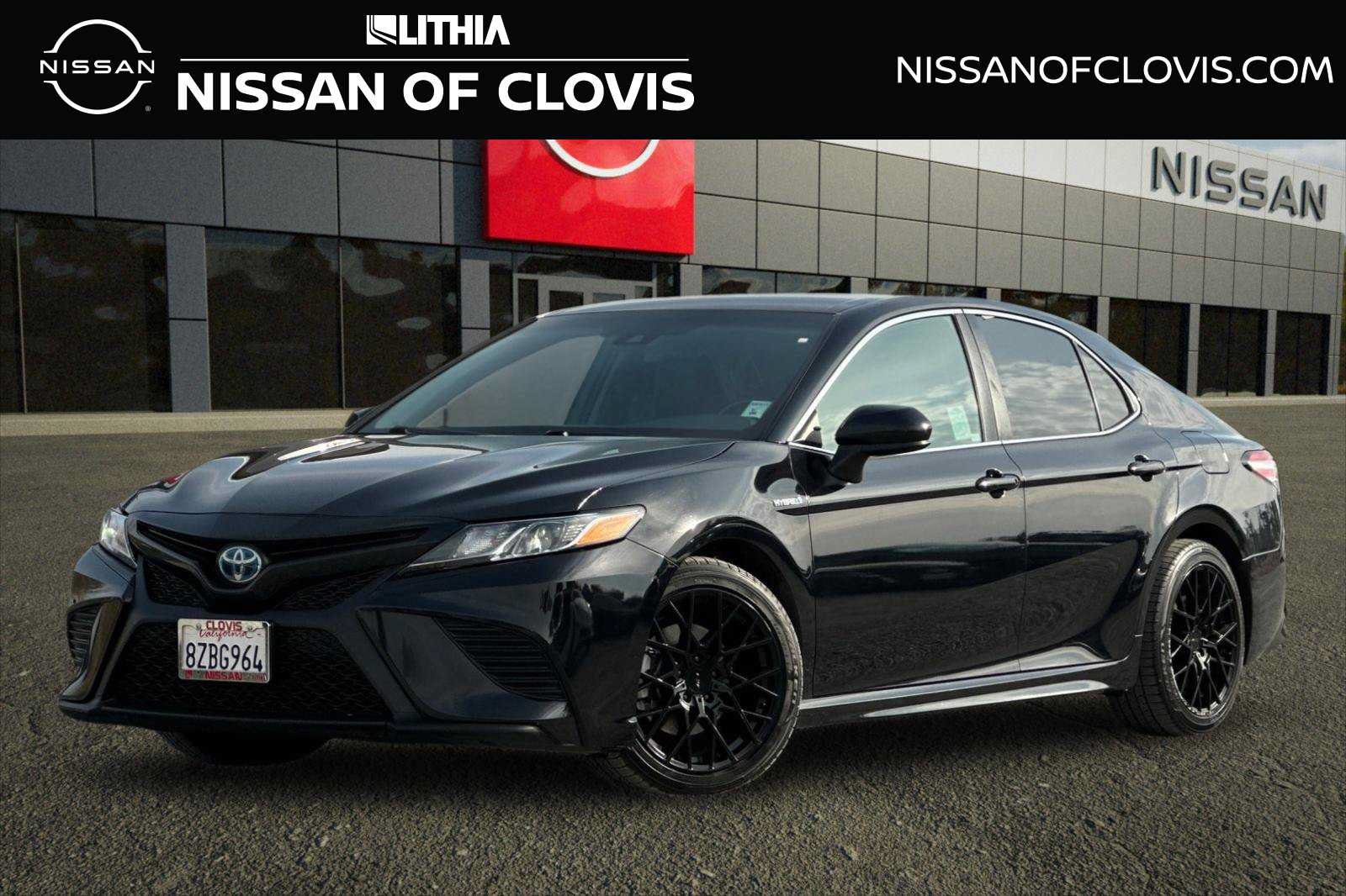Used 2020 Toyota Camry SE FWD image 1
