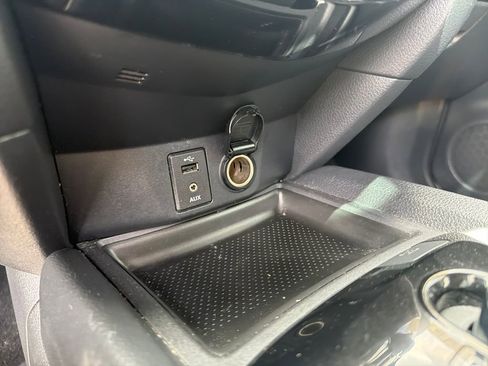 Used 2016 Nissan Rogue SV image 36