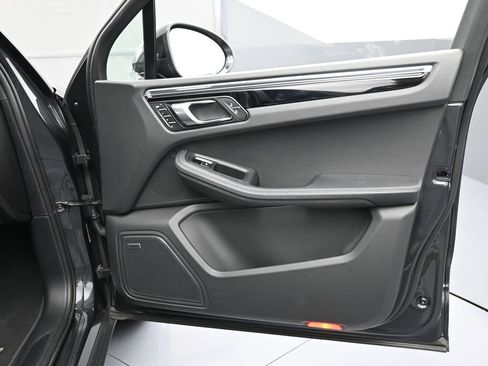Certified 2025 Porsche Macan image 28