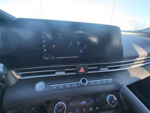 Used 2023 Hyundai Elantra Limited image 12