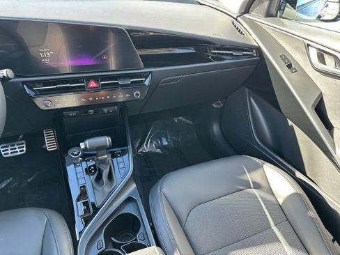 Used 2024 Kia Niro EX Touring image 17