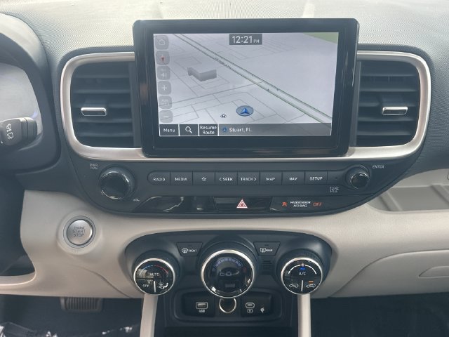 Certified 2025 Hyundai Venue Limited FWD image 17