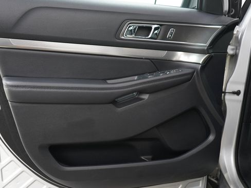 Used 2018 Ford Explorer XLT w/ Equipment Group 202A AWD/4WD image 20