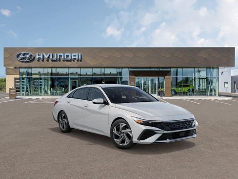 Used 2025 Hyundai Elantra Limited FWD image 2