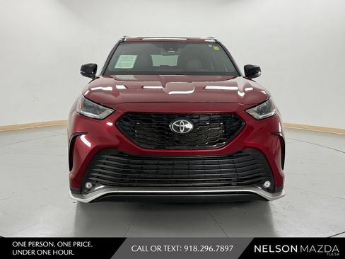 Used 2022 Toyota Highlander XSE FWD image 2