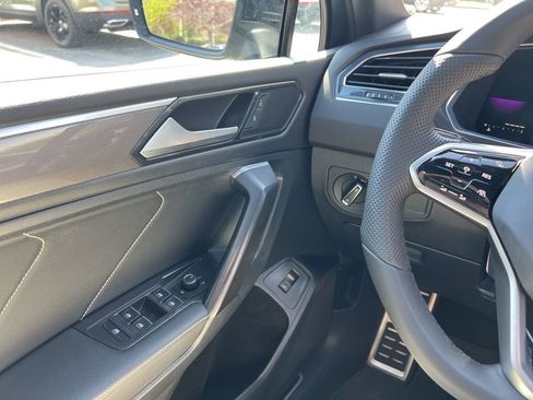 Certified 2022 Volkswagen Tiguan SE R-Line AWD/4WD image 19