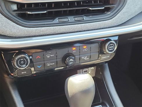 Used 2024 Jeep Compass Latitude image 16