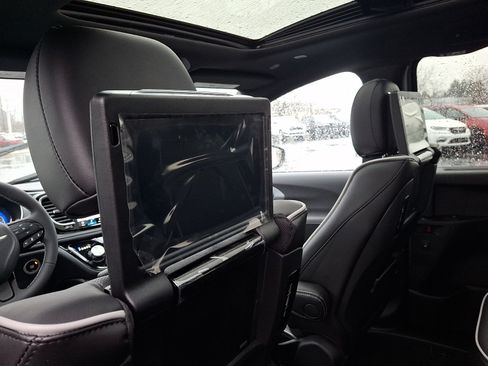 Used 2026 Chrysler Pacifica Limited w/ Uconnect Theater Family Group AWD/4WD image 7