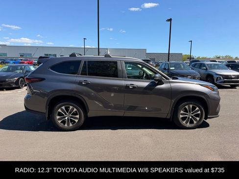Used 2024 Toyota Highlander XLE AWD/4WD image 3