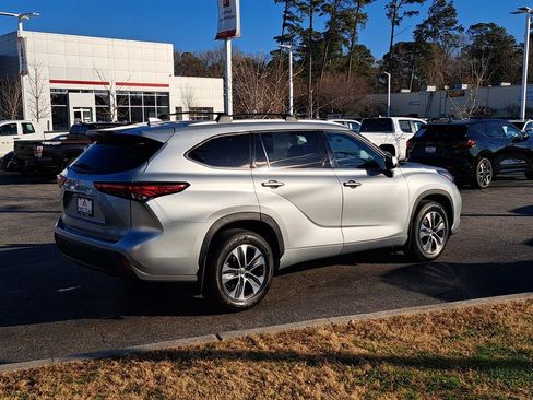 Used 2022 Toyota Highlander XLE image 7