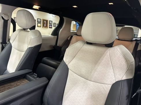 Used 2025 Toyota Sienna Limited image 15