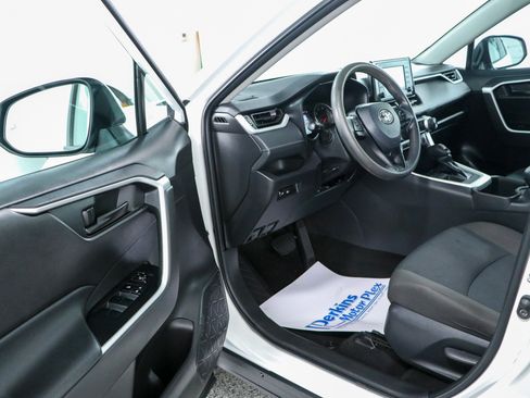Used 2022 Toyota RAV4 LE FWD image 3