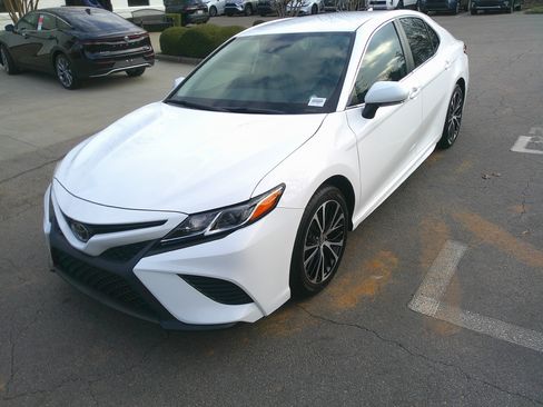 Used 2019 Toyota Camry SE image 5