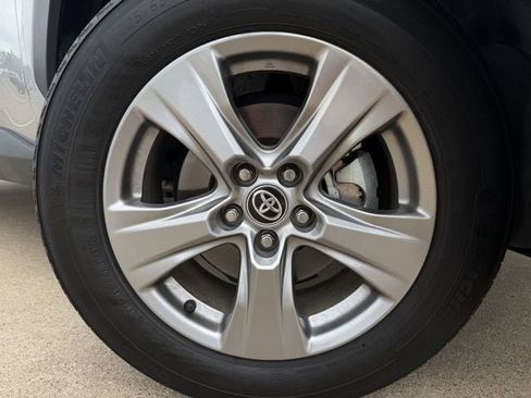 Used 2025 Toyota RAV4 XLE FWD image 10